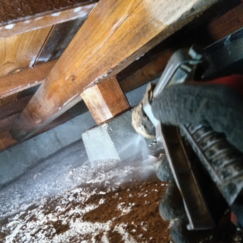 床下の地面にシロアリ駆除剤を散布