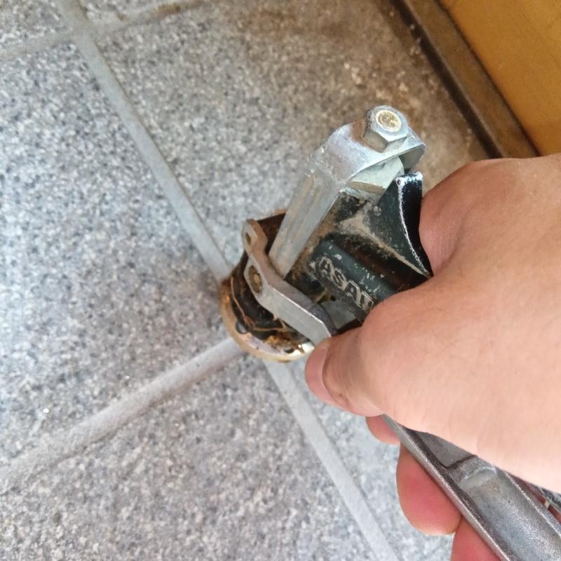 床にシロアリ駆除剤を注入