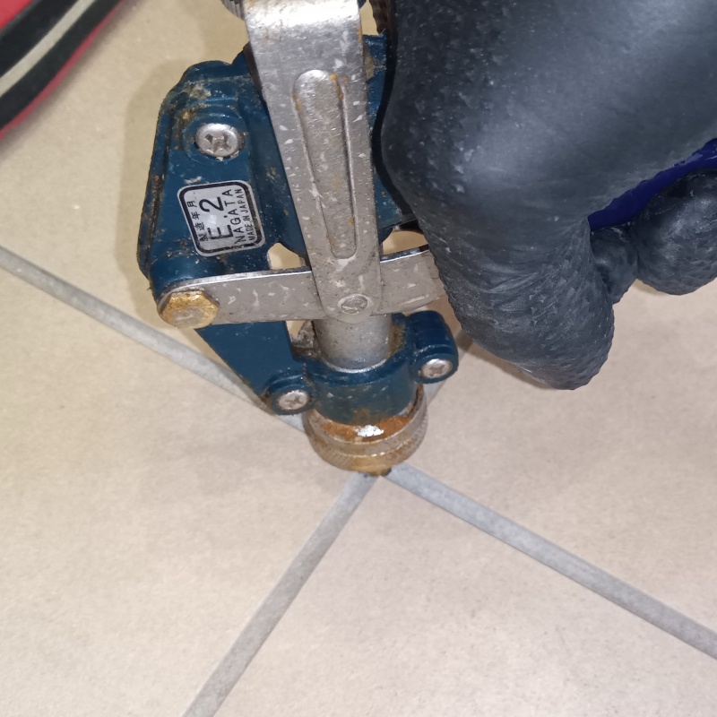 床に防蟻剤を注入