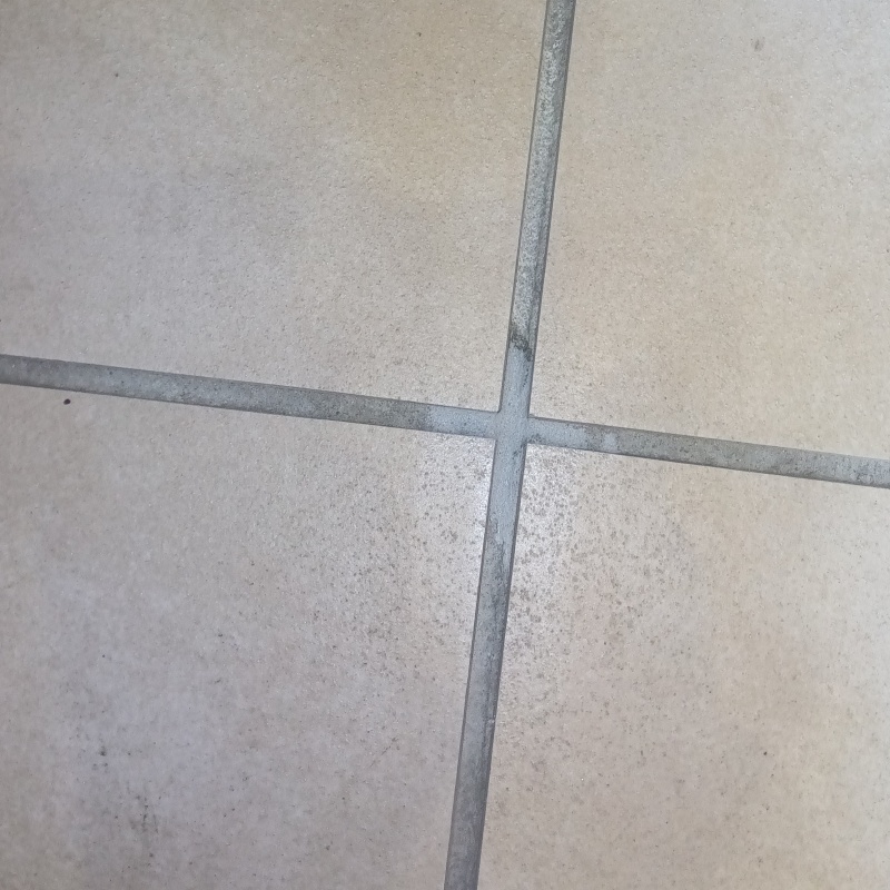 開けた穴を修復した様子