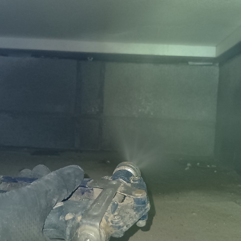 床下の天井にシロアリ駆除剤を散布