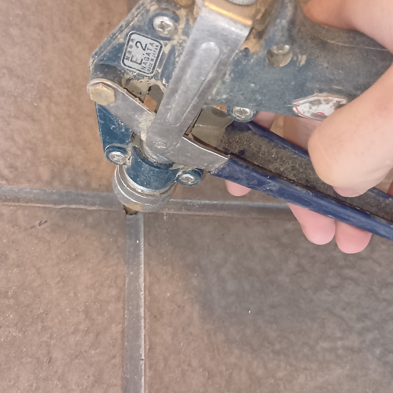 床にシロアリ駆除剤を注入