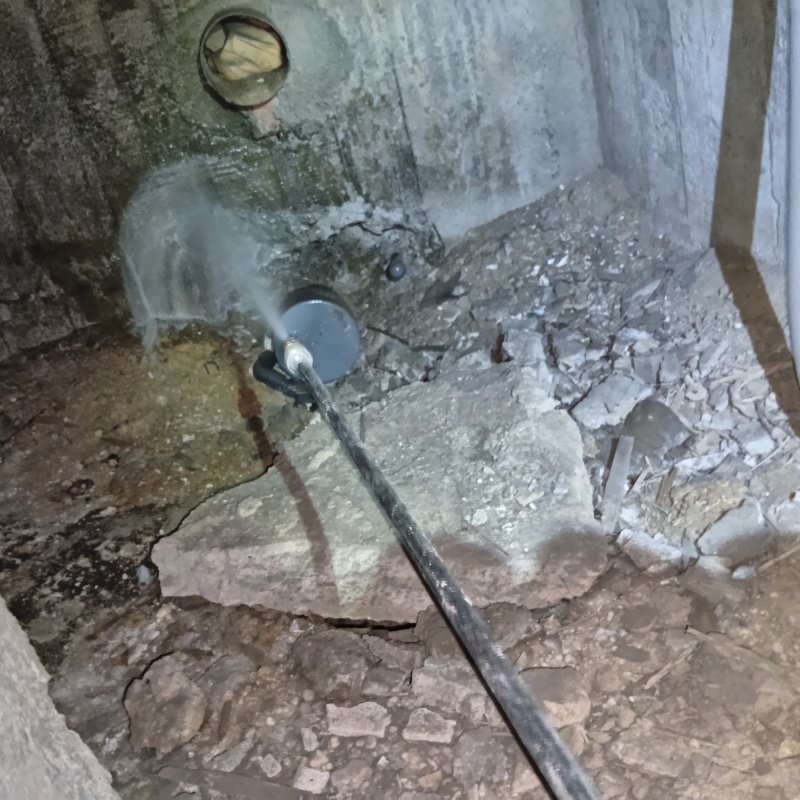 床下の基礎部分にシロアリ駆除剤を散布