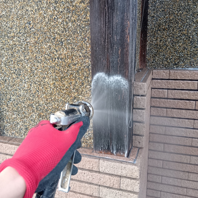 外壁の木部に防蟻剤を散布