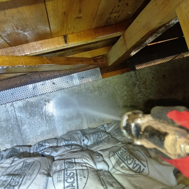 床下の土台に防蟻剤を散布