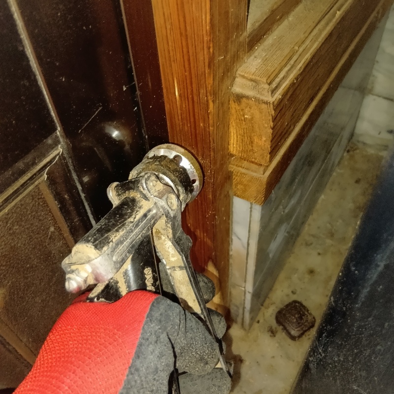 柱に防蟻剤を注入