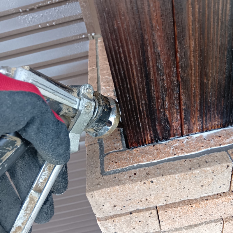 柱に防蟻剤を注入