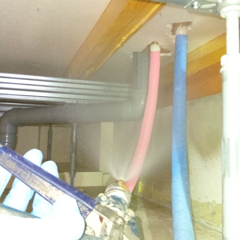 床下の木材に防蟻剤を散布