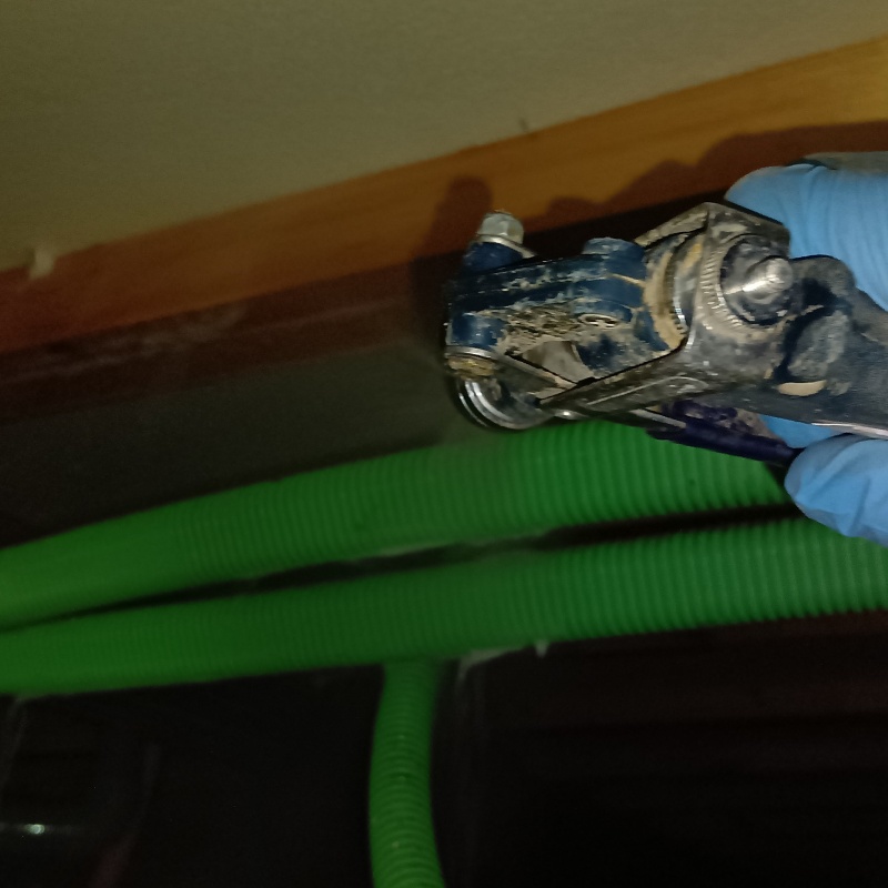 配管まわりに防蟻剤を散布