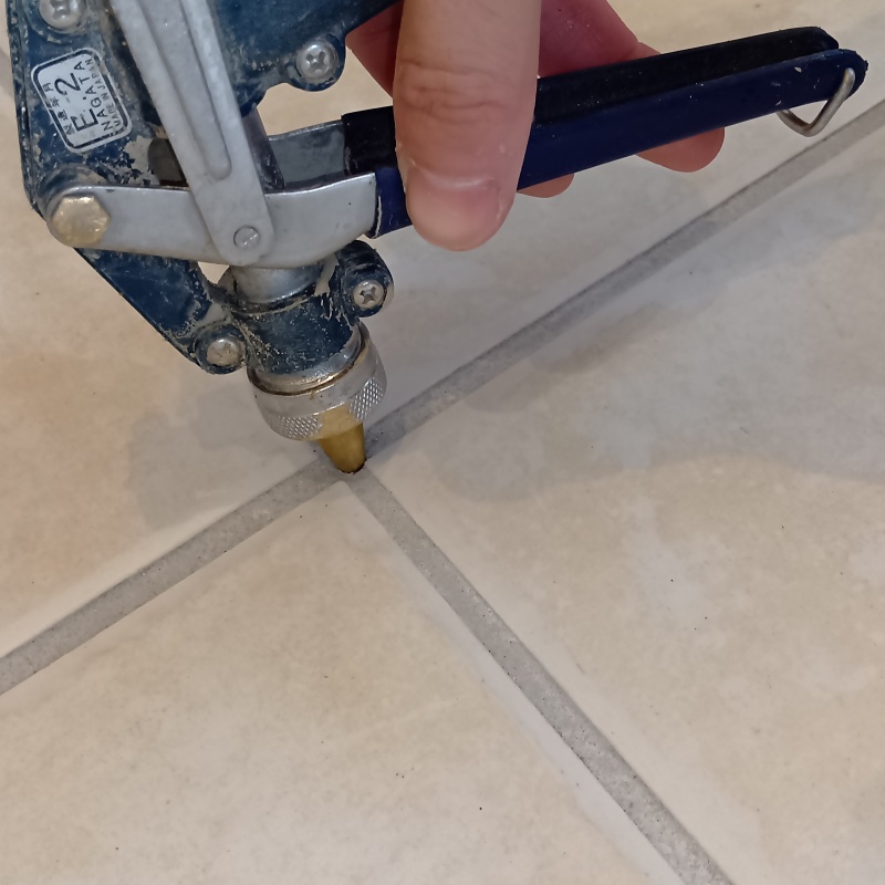 床に防蟻剤を注入