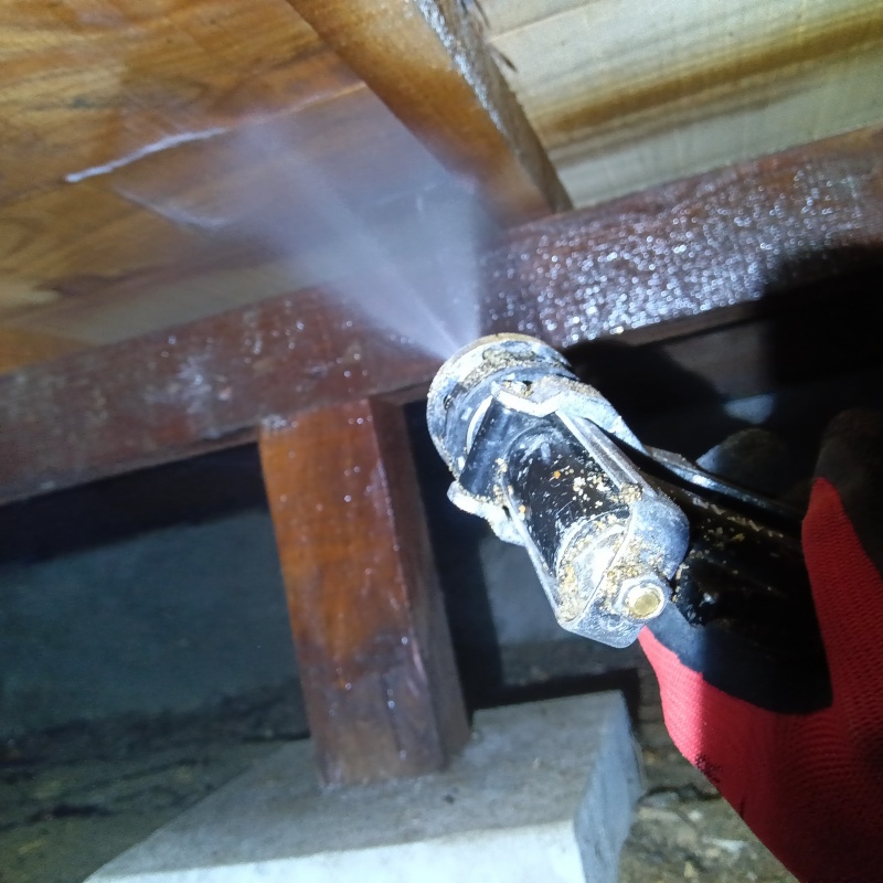 床下の木材にシロアリ駆除剤を散布