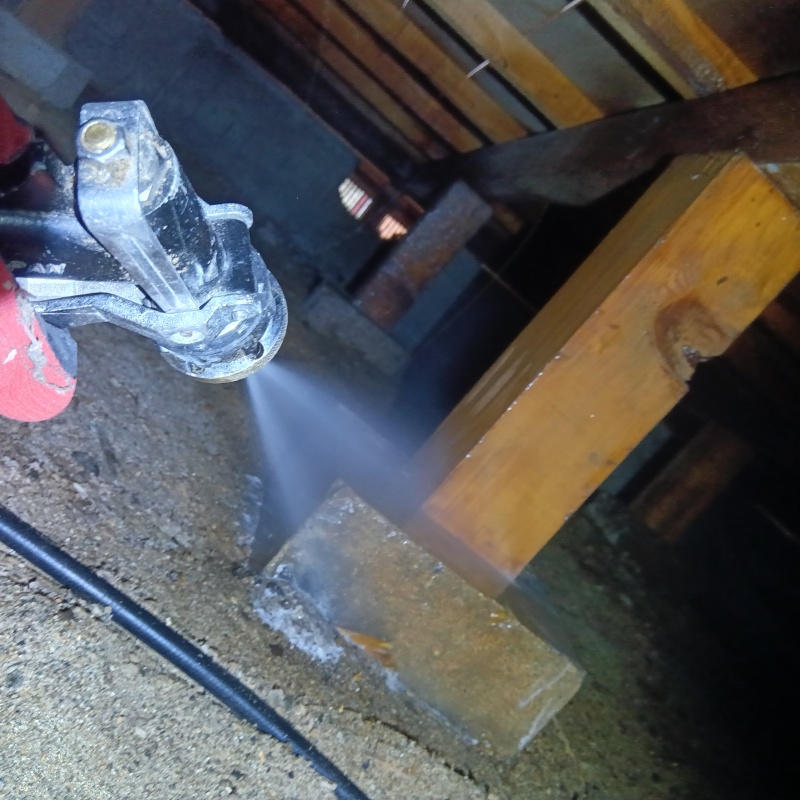 束柱のまわりにシロアリ駆除剤を散布