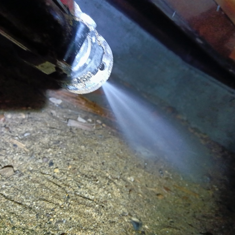 床下の地面にシロアリ駆除剤を散布