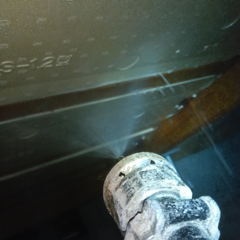 床下の木材にシロアリ駆除剤を散布