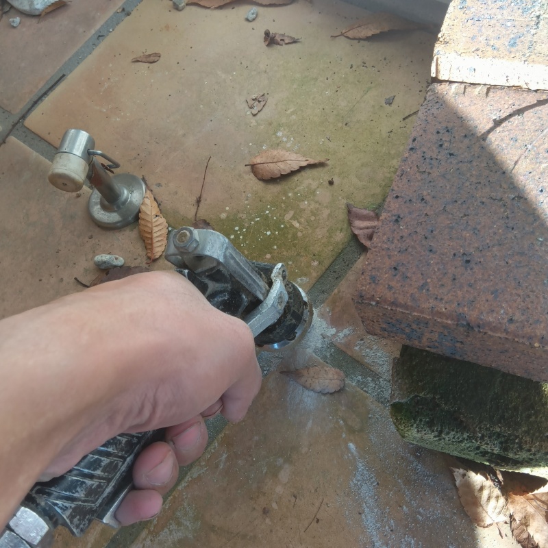 床にシロアリ駆除剤を注入