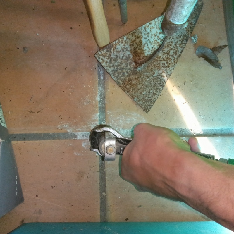 床にシロアリ駆除剤を注入