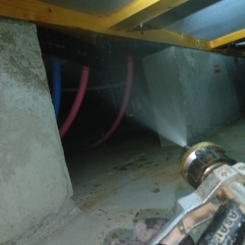 床下の木材に防蟻剤を散布