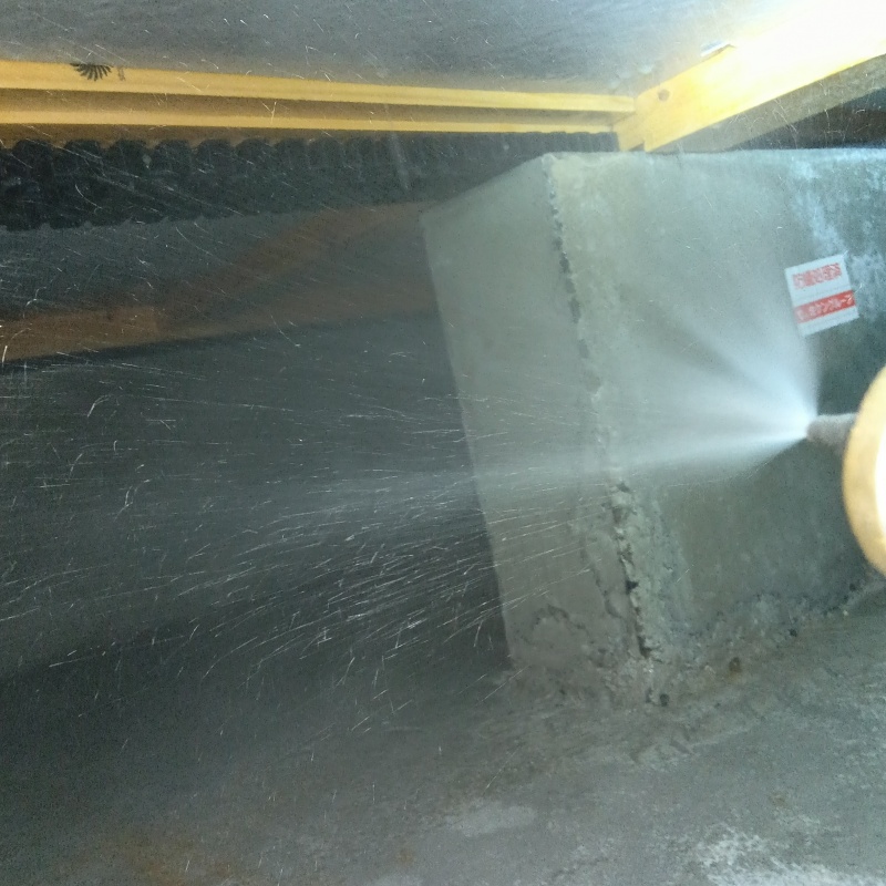 床下の木材に防蟻剤を散布