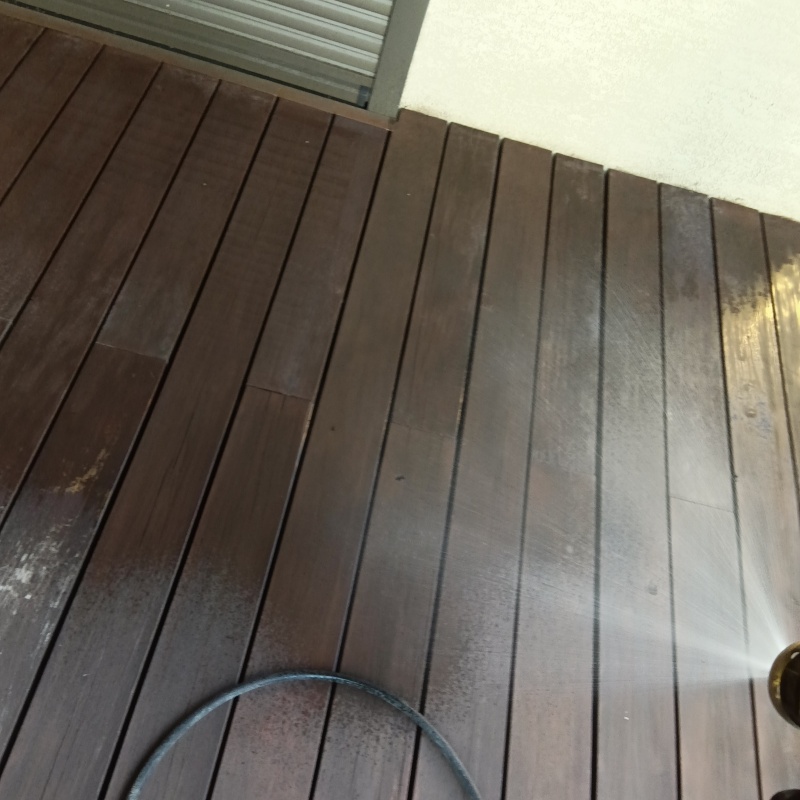 ウッドデッキに防蟻剤を散布