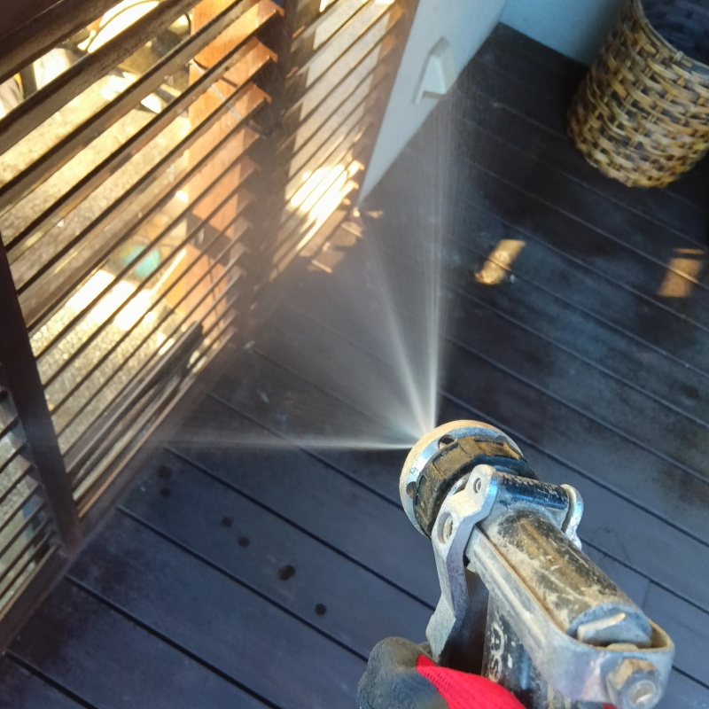 フェンスに防蟻剤を散布