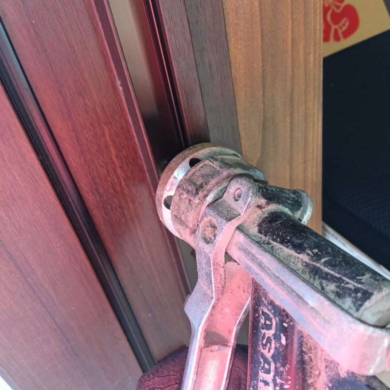 ドア枠に防蟻剤を注入