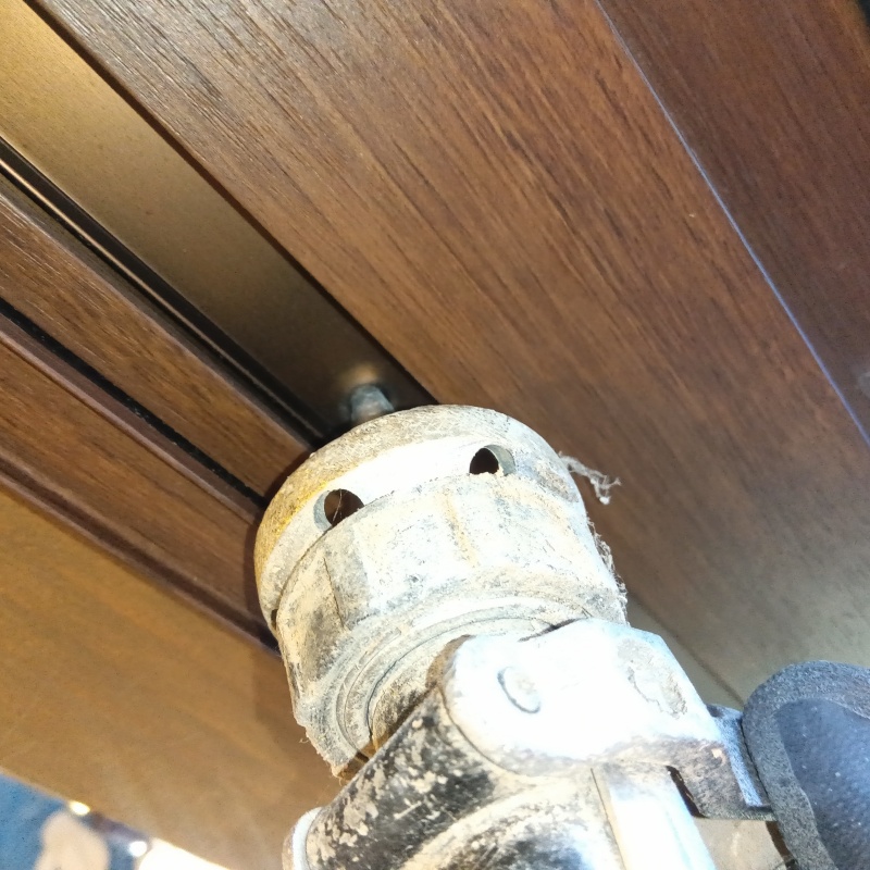 ドア枠に防蟻剤を注入