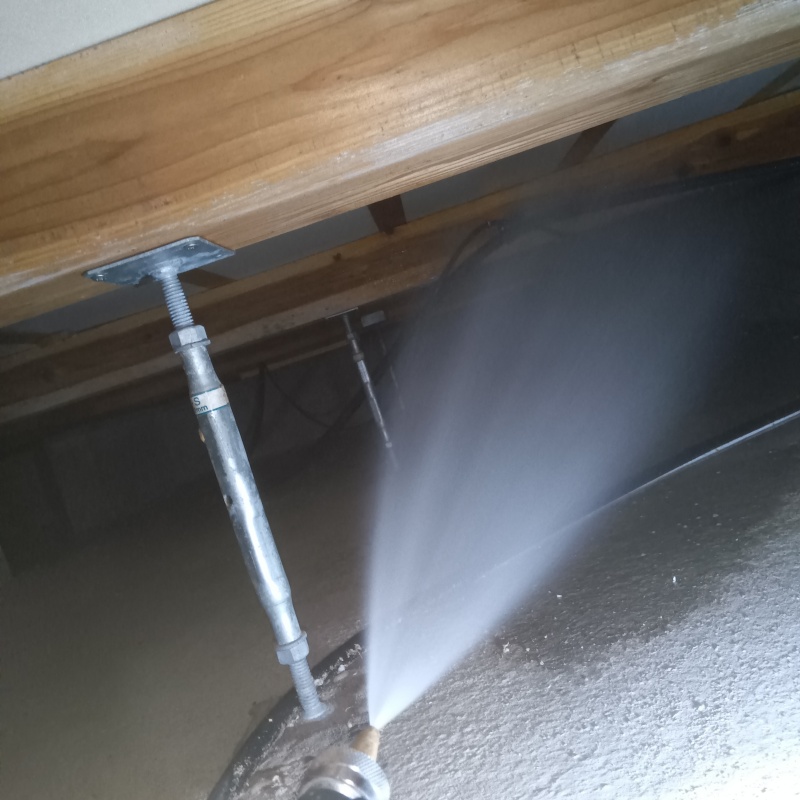 床下の木材に防蟻剤を散布