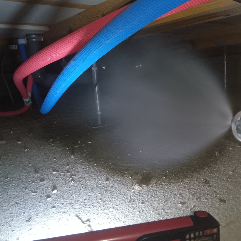 床下の地面に防蟻剤を散布