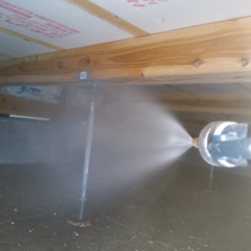床下の支柱付近に防蟻剤を散布