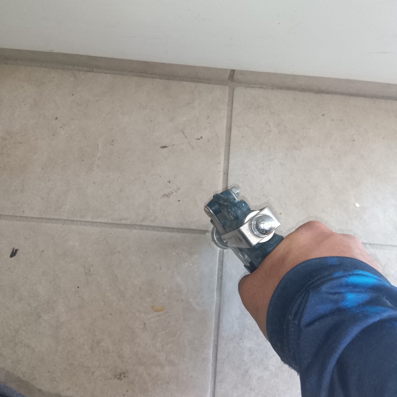 床に防蟻剤を注入