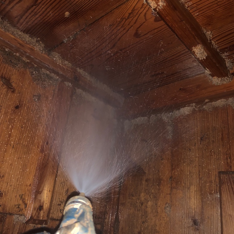 床下の木材にシロアリ駆除剤を散布