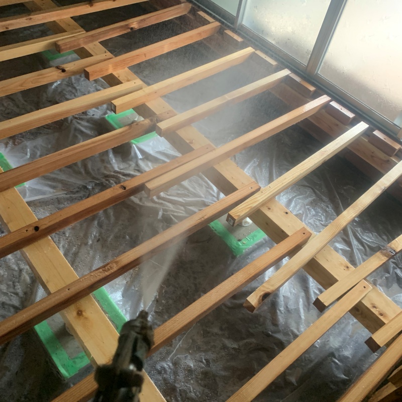 床下の木材にシロアリ駆除剤を散布