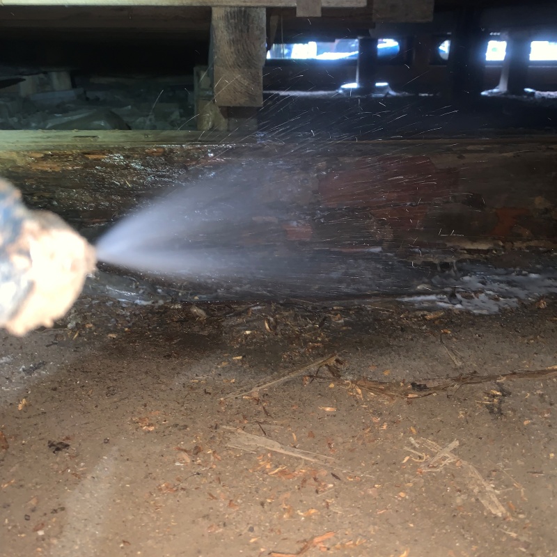 床下の地面にシロアリ駆除剤を散布