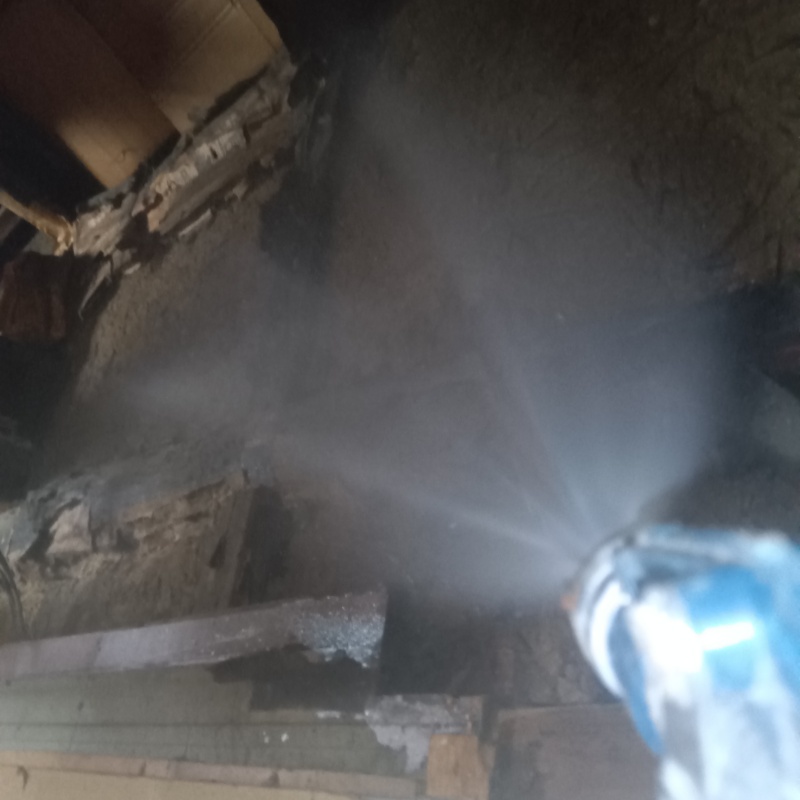 木材にシロアリ駆除剤を散布