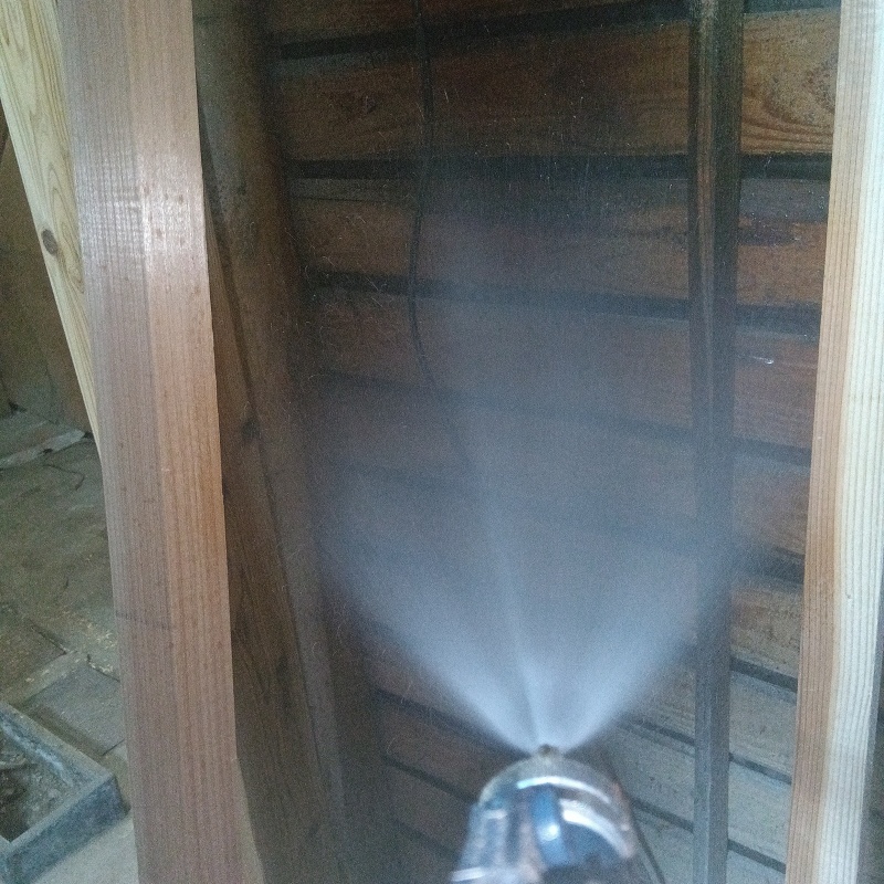 木材にシロアリ駆除剤を散布