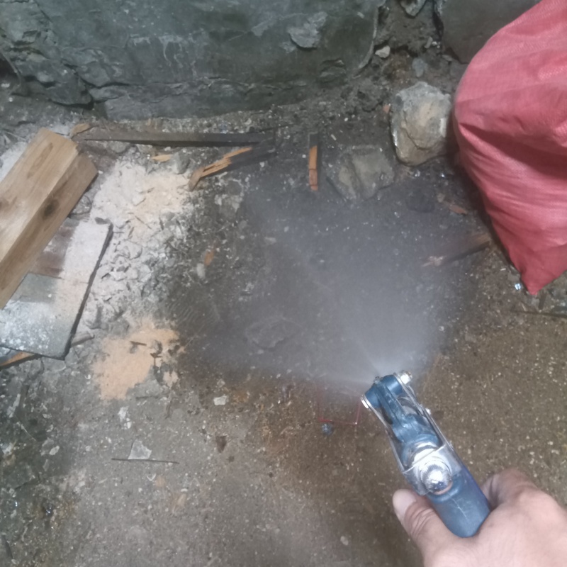 地面にシロアリ駆除剤を散布