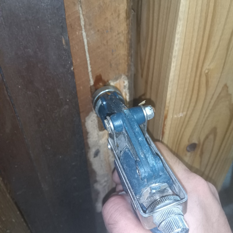 柱にシロアリ駆除剤を注入