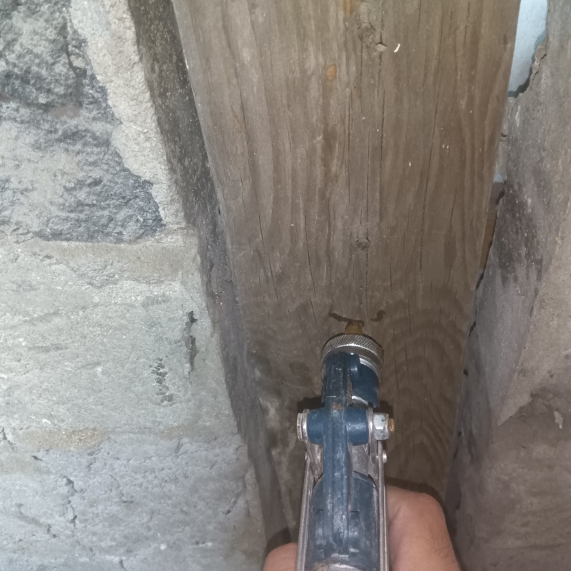 柱にシロアリ駆除剤を注入