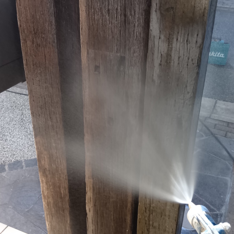 門柱に防蟻剤を散布