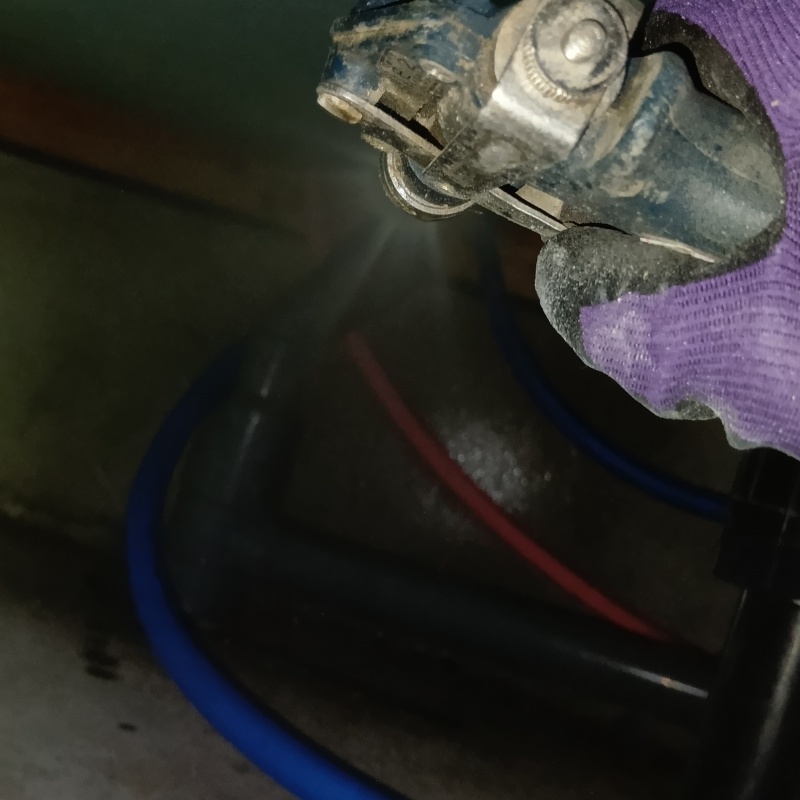 床下の地面に防蟻剤を散布