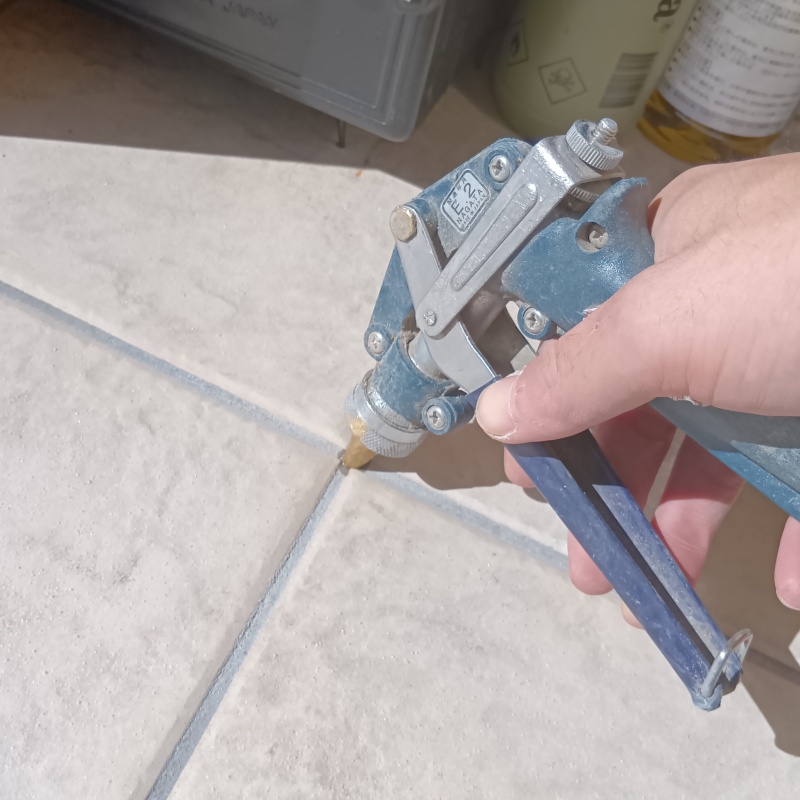 床に防蟻剤を注入