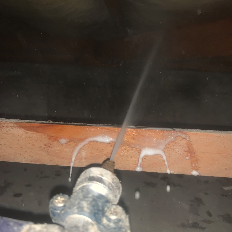 床下の木材にシロアリ駆除剤を散布