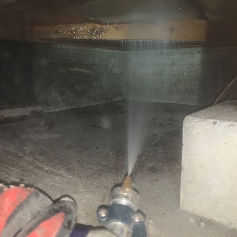 床下の木材にシロアリ駆除剤を散布