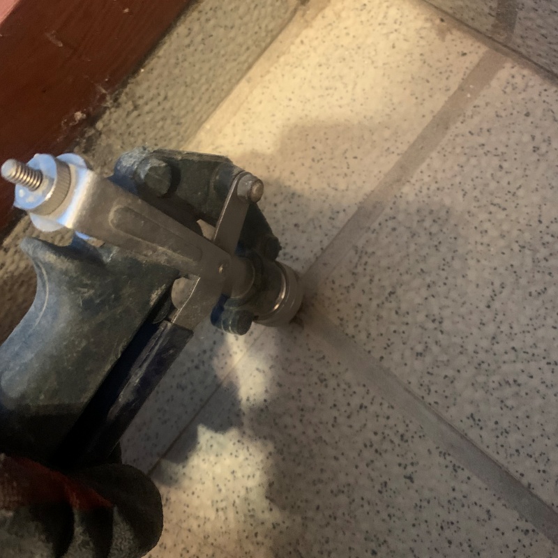 床にシロアリ駆除剤を注入