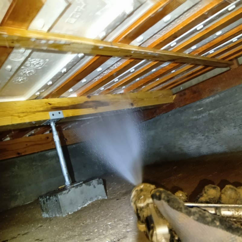 床下の木材にシロアリ駆除剤を散布