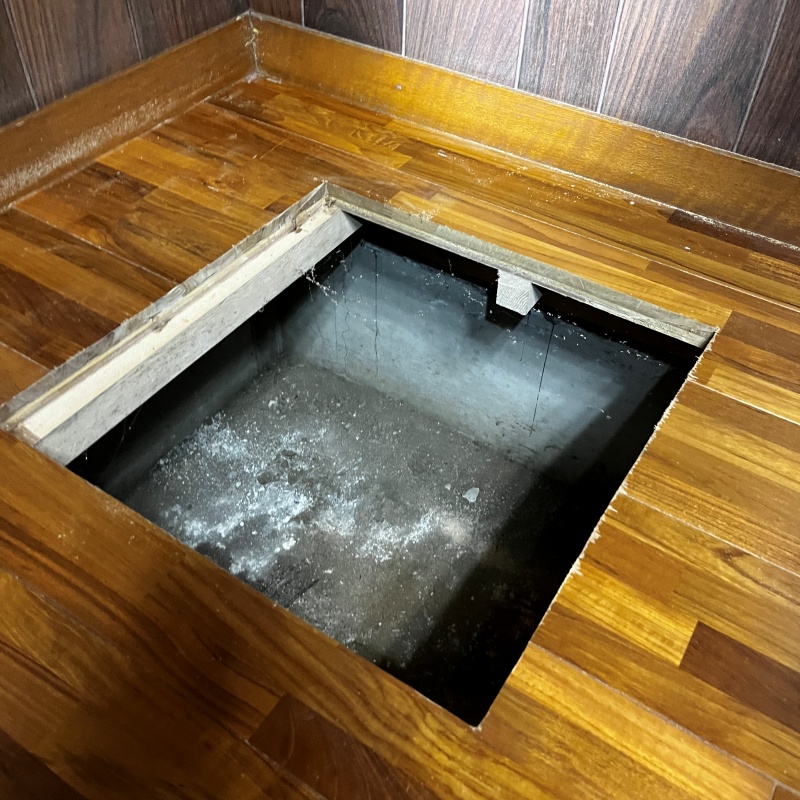 床板を切り抜いた様子