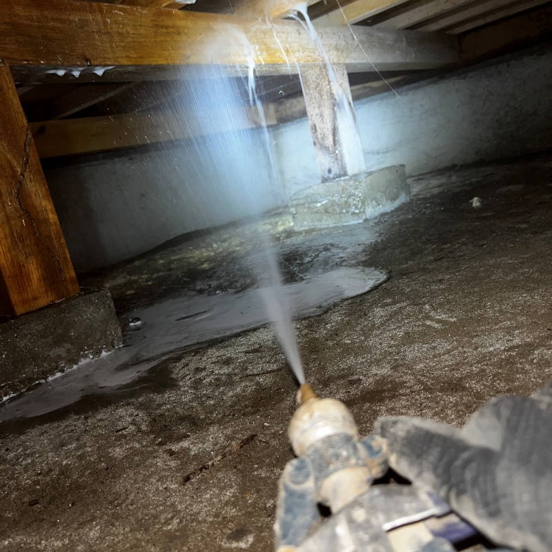 床下の木材にシロアリ駆除剤を散布