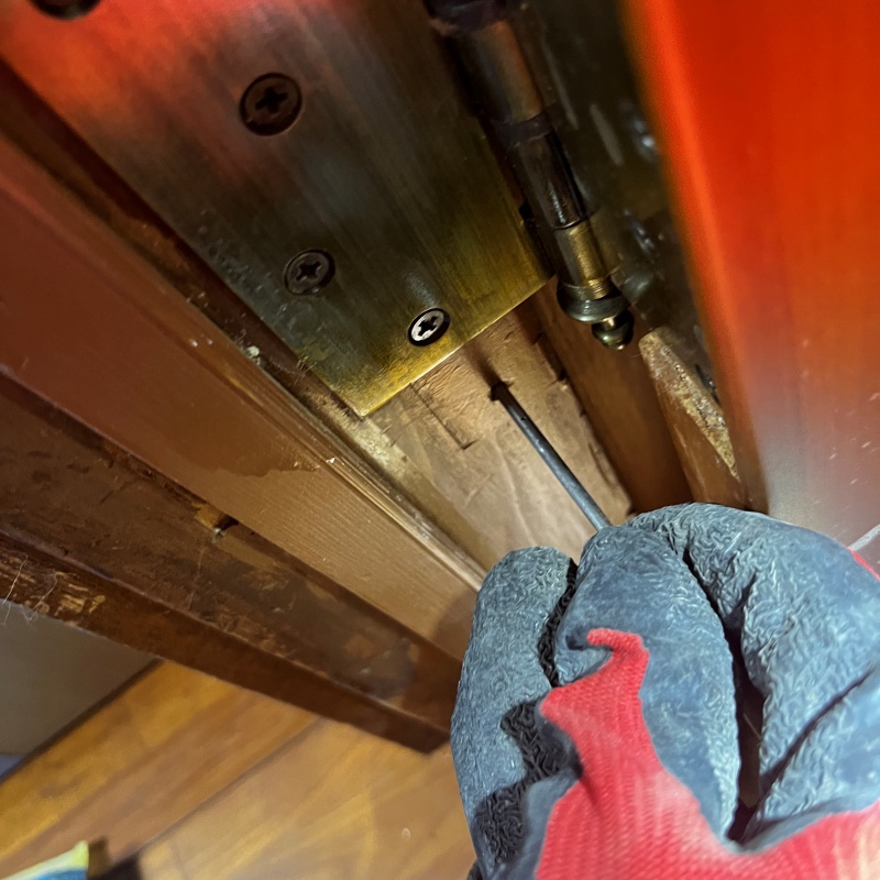 ドア枠にシロアリ駆除剤を注入