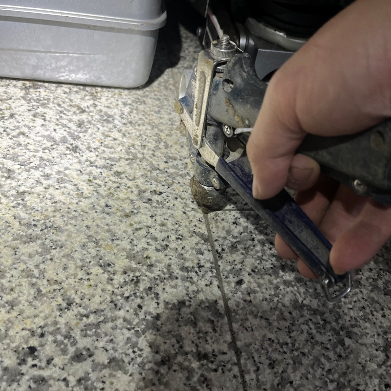 床にシロアリ駆除剤を注入