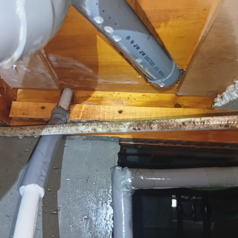 床下木材に防蟻剤を散布した様子